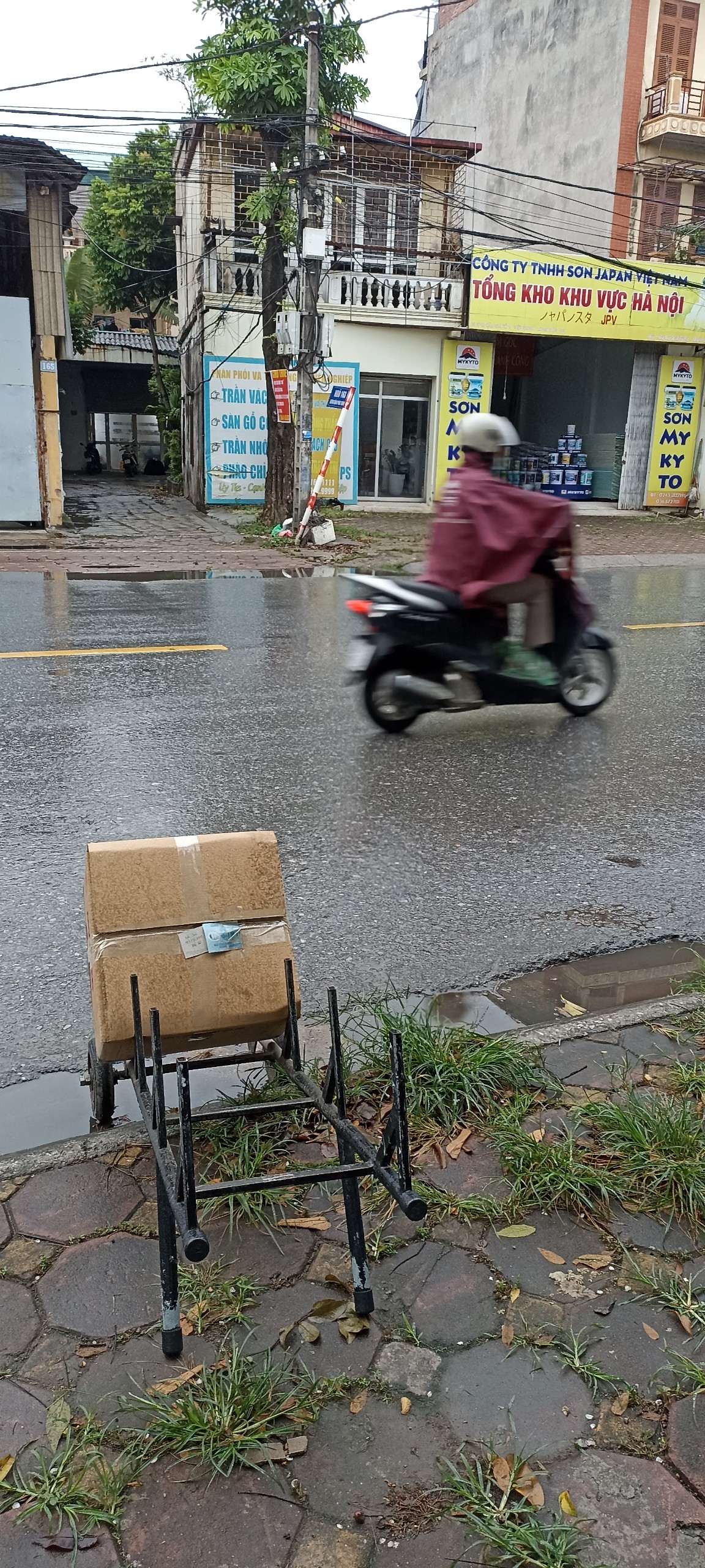 Nắng mưa là việc của trời, mưa gió bên e vẫn nhiệt tình đợi gửi sơn xe khách cho đại lý ạ