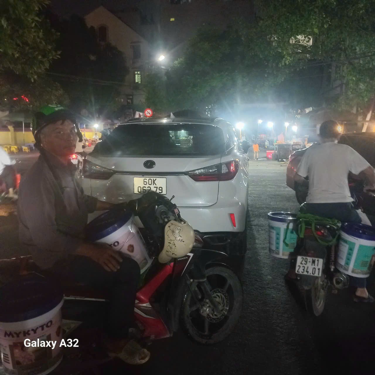 Dòng người tấp nập ngược xuôi, mà đi đâu cũng gặp xe chở sơn MYKYTO của công ty e thế này ^-^